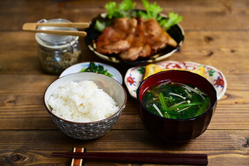 一汁三菜_豚の生姜焼き、エノキの玉子焼き、ほうれん草のお浸し