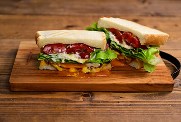 トマトとレタス、卵のサンドイッチ