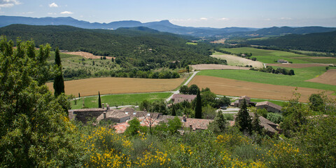Panorama sur le relief de la Drôme vu du village de Montclar sur Gervanne