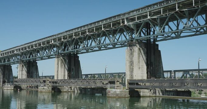 Barrage de M&auml;rkt franchissant depuis l'Allemagne l'ancien Rhin vers la Petite Camargue Alsacienne sur l'&icirc;le du Rhin bord&eacute;e du Grand Canal d'Alsace