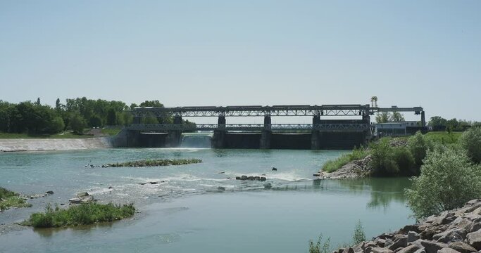 Barrage de M&auml;rkt, contr&ocirc;le de crues, vu depuis l'&Icirc;le du Rhin entre l'ancien Rhin, le petit Rhin et le Canal d'Alsace, r&eacute;gulant le niveau du Rhin B&acirc;lois