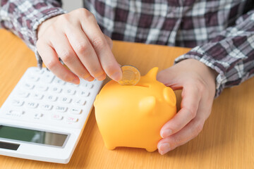貯金箱にお金を入れる人