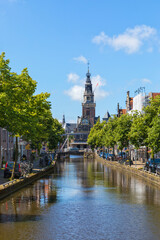 Obraz premium Zijdam canal and historic weighihouse on Waagplein square at Alkmaar