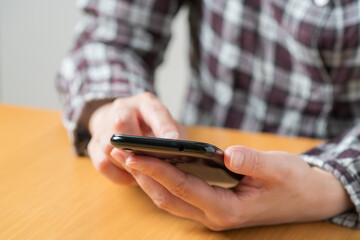 スマホを操作する人の手元のクローズアップ