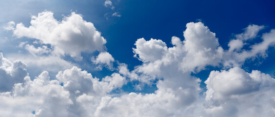 Naklejka premium white clouds sky background, panoramic view