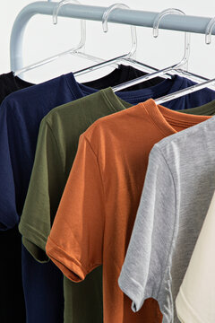 Amostra de camisetas premium com detalhes e zoom no decote da gola
