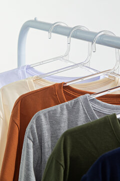 design de camisetas premium algod&atilde;o b&aacute;sicas sem estampa penduradas em cabides