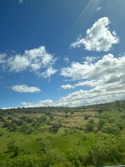 Obraz premium Paisaje del norte de España con nubes blancas