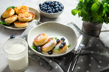 Cottage cheese pancakes with cream sauce and blueberries. syrniki 