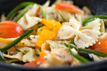 Salade de pates et de crudités pour un repas estival en été