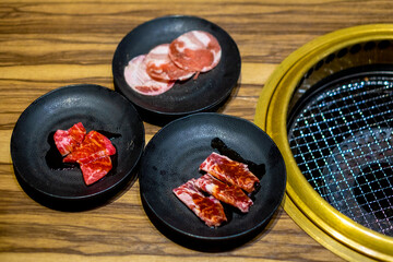 焼き肉の網_ガスコンロと肉