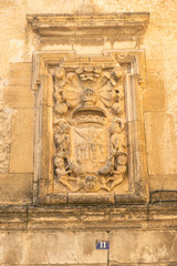 imagen de un escudo de piedra