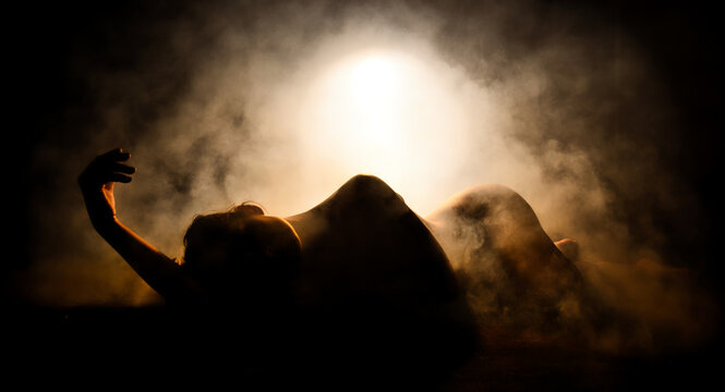 Silhouette femme nue fum&eacute;e ombre studio fond noir