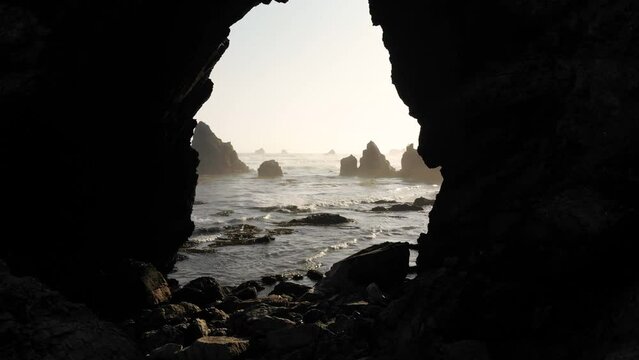 Formaci&oacute;n de arco de piedra en playa la lobera, Marcona Ica Peru