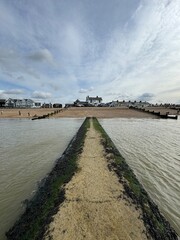 Obraz premium Scenic Wide View of Whitstable Beach and Seafront Pathway in Kent, England