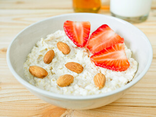 Oat porridge with almonds and fresh strawberries
