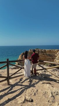 Casal apaixonado em passeio