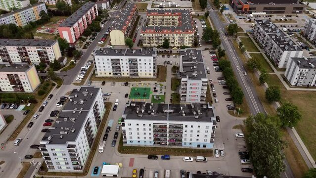 Osiedle mieszkaniowe, piękne kolorowe widziane z g&oacute;ry, z lotu ptaka, Jelcz-Laskowice.