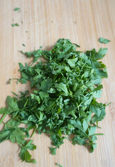 Pokrojona pietruszka na desce do krojenia 
