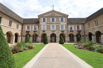 Fototapeta premium La mairie, vue de l'extérieur, ville de Beaune, département de la Côte d'Or, France