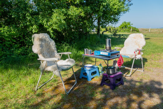 Outdoor-K&uuml;che auf einem Klapptisch auf dem Campingplatz 