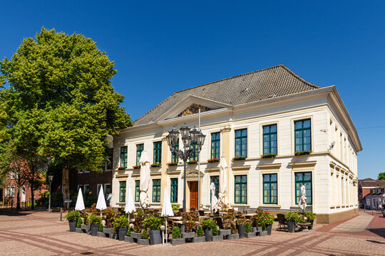 Das Rathaus der ostfriesischen Kleinstadt Esens, Ostfriesland, Niedersachsen, Deutschland