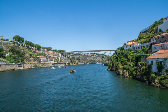 Porto, la citt&agrave; lusitana famosa nel mondo per l&rsquo;omonimo, costruita sull&rsquo;estuario del fiume Douro prima che questi si getti nell&rsquo;Atlantico