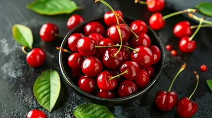 Kirschen in schwarzer Schüssel auf schwarzem Hintergrund 