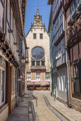 Obraz premium Side view of the old city hall of the old city of Quedlinburg and halt-timbered houses.