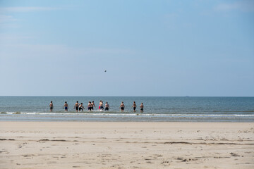Eine Gruppe von Jungen spielt mit einem Ball am Strand in der Bandung des Meer 