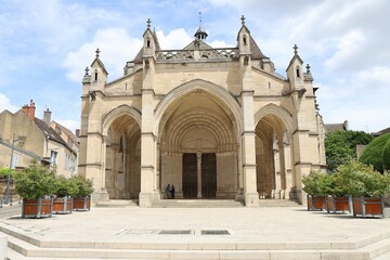 Fototapeta premium La basilique Notre-Dame de Beaune, basilique romane, ville de Beaune, département de la Côte d'Or, France