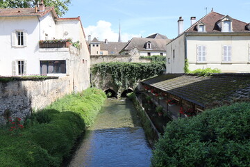 Fototapeta premium La rivière Bouzaize, ville de Beaune, département de la Côte d'Or, France