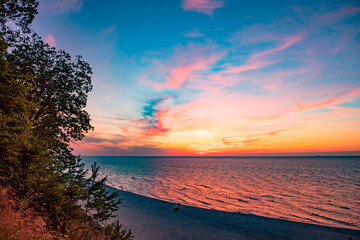 Zachód słońca i plaża widoczna z klifu w Jastrzębiej Górze.