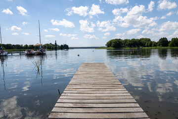 Pomost na plaży w słoneczny dzień Jezioro Lubie Zachodniopomorskie