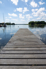 Obraz premium Pomost na plaży w słoneczny dzień Jezioro Lubie Zachodniopomorskie