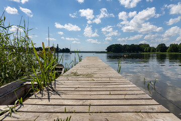 Pomost na plaży w słoneczny dzień Jezioro Lubie Zachodniopomorskie © MR. Stanek