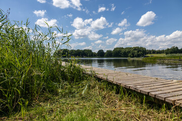 Pomost na plaży w słoneczny dzień Jezioro Lubie Zachodniopomorskie © MR. Stanek