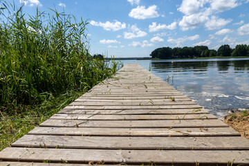 Pomost na plaży w słoneczny dzień Jezioro Lubie Zachodniopomorskie © MR. Stanek