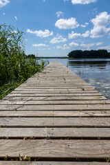 Pomost na plaży w słoneczny dzień Jezioro Lubie Zachodniopomorskie © MR. Stanek