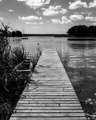 Pomost na plaży w słoneczny dzień Jezioro Lubie Zachodniopomorskie