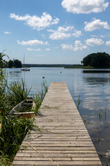 Pomost na plaży w słoneczny dzień Jezioro Lubie Zachodniopomorskie © MR. Stanek