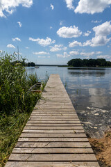 Pomost na plaży w słoneczny dzień Jezioro Lubie Zachodniopomorskie © MR. Stanek