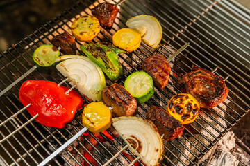 アウトドアでバーベキュー　typical barbecue dish outdoors