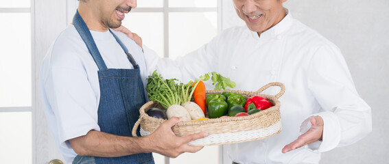 農家からお届けする野菜をチェックするシェフ　農家と直接契約や取引するコックコートを着た料理人　顔無しの野菜のクローズアップバナー