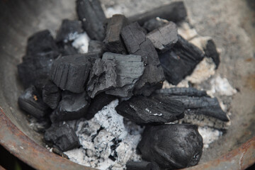 炭の火起こしをする様子