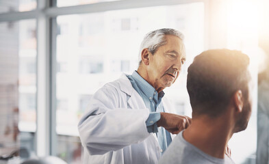 Obraz premium Man, consultation and doctor with examination of shoulder for support, help and progress of recovery. Healthcare, chiropractic and people with massage for orthopedic, rehabilitation and injury advice