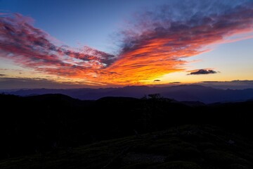 日出ヶ岳から見た鳥が羽を広げたような幻想的な夕焼け情景