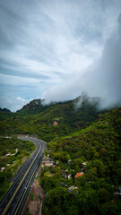 Montañas con neblina