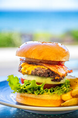 海辺で食べるハンバーガー