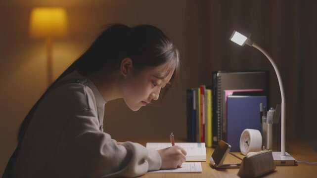 自室にて受験勉強をする女子高生